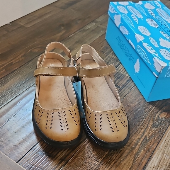 Aerocushion Womens Mary Jane Tan Lightweight Women's Flats (8.5 Wide) - Picture 3 of 12